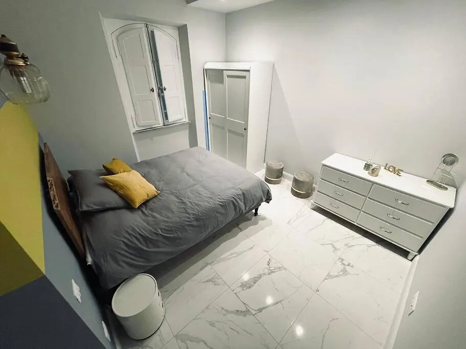 Vatican Tiny House Roma 0*,
